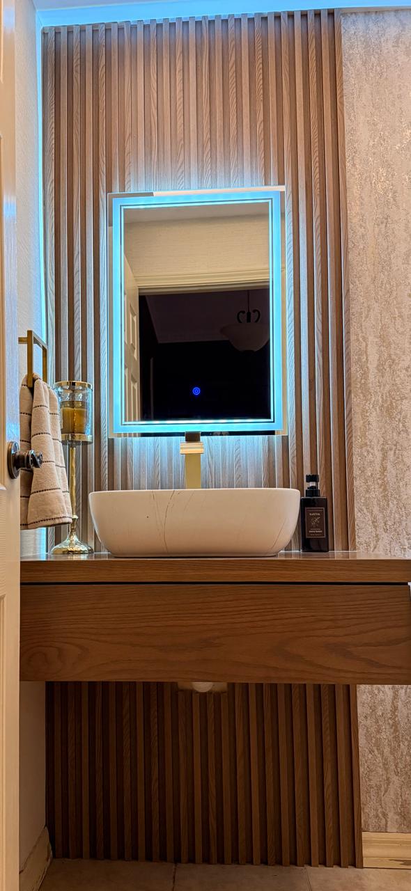 Mueble de baño en madera de encino flotante y lambril al fondo.jpeg